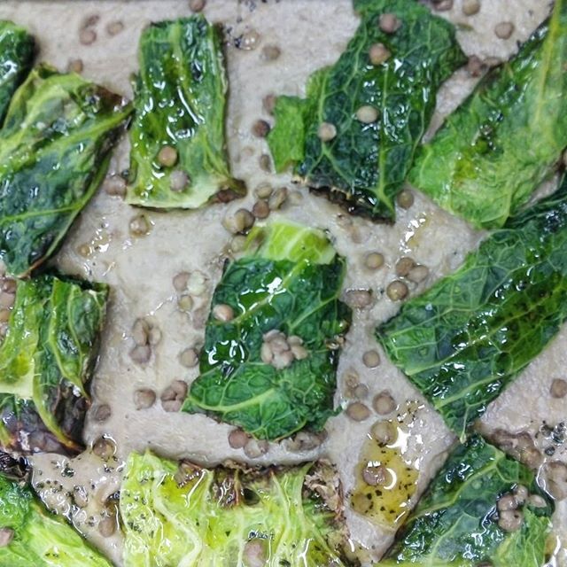 cavolo verza croccante su crema di lenticchie