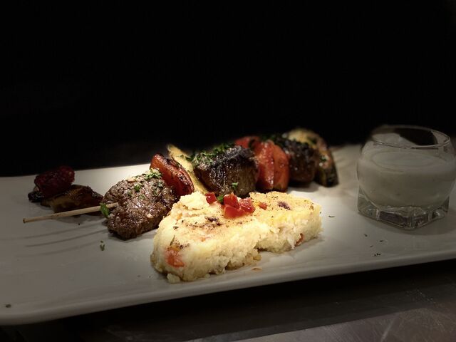 Brochette de boeuf accompagnée d'une sauce roquefort.