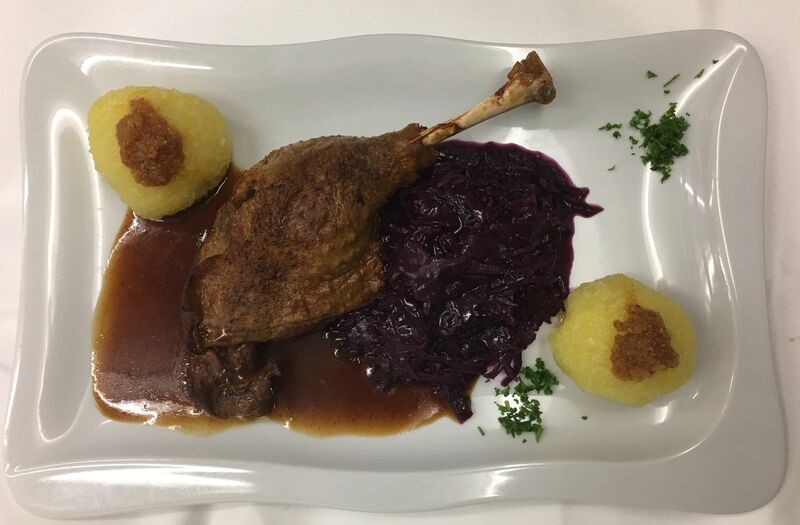 Gänsekeule mit Blaukraut & Kartoffelklößen
