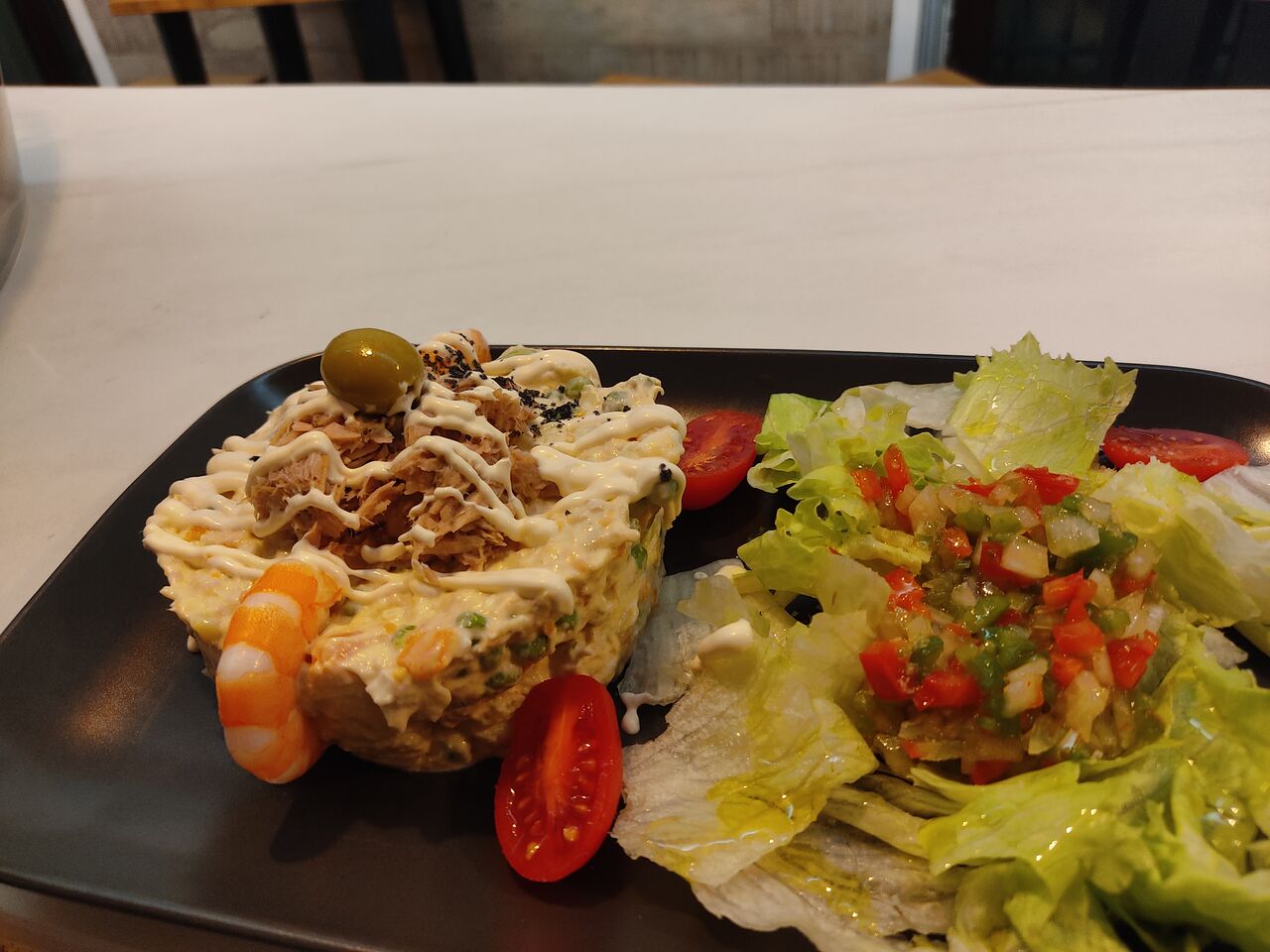 Ensaladilla rusa casera con mayonesa de langostino
