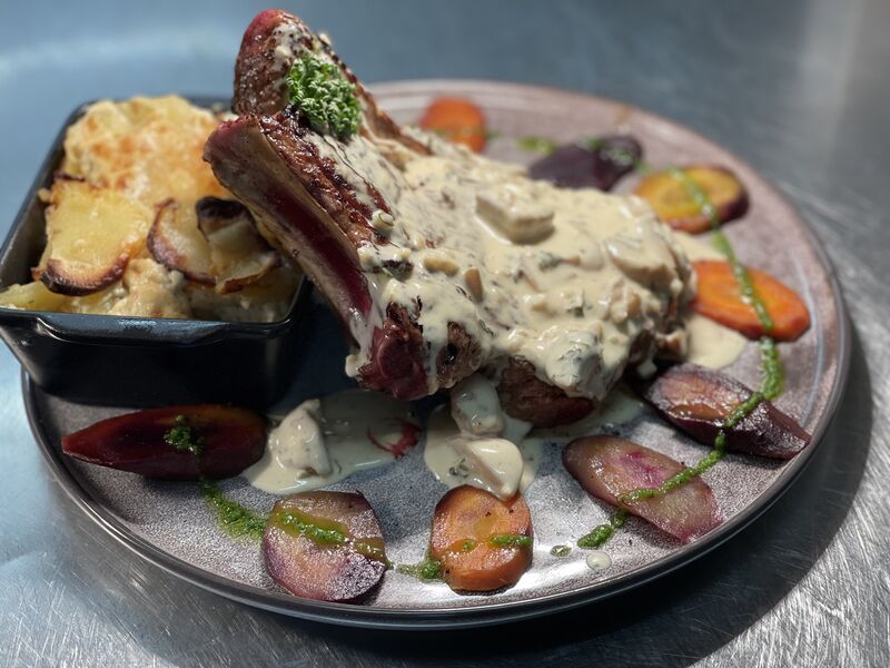 Cote de veau T-Bone sauce forestière, gratin dauphinois et carottes glacées