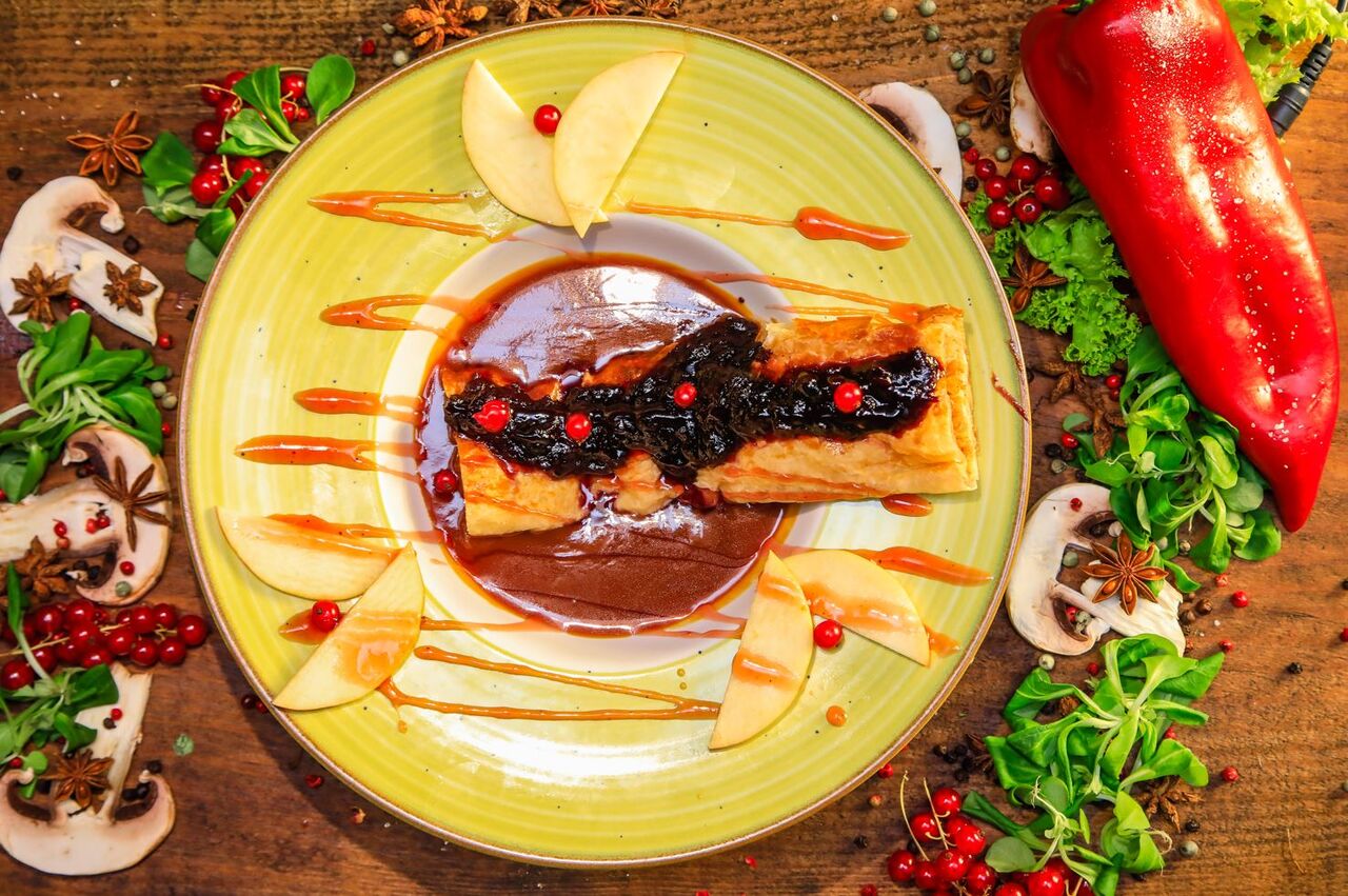 STRUDEL CU MERE SI SOS CARAMEL 