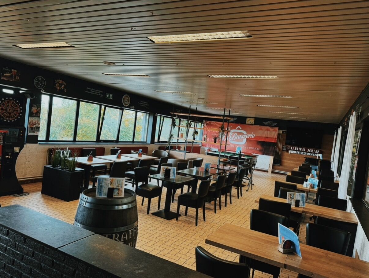 Bar chaleureux , confortable et spacieux