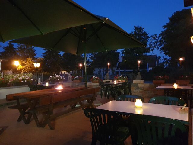 Biergarten am Abend