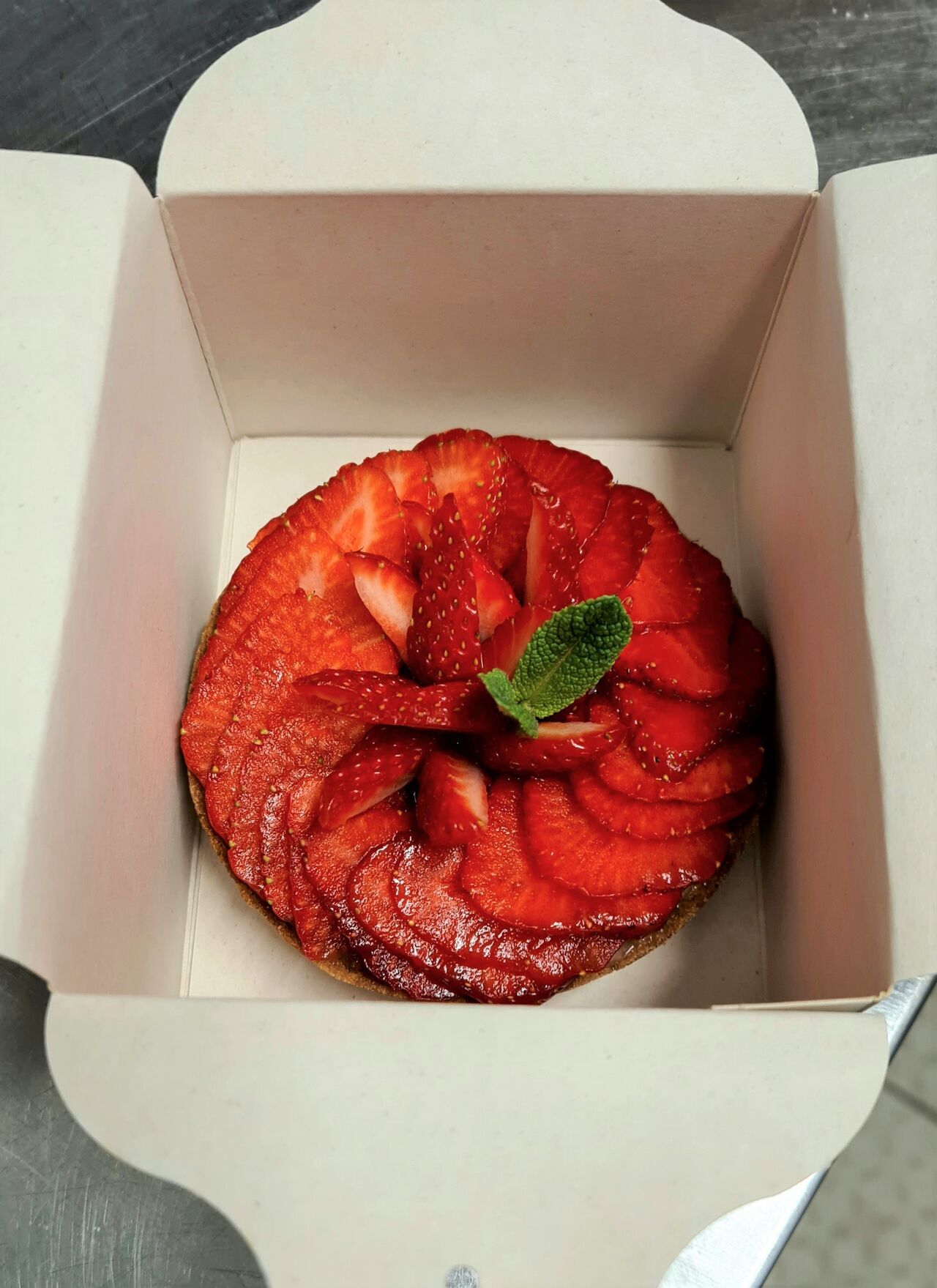 A emporter TARTELETTE AUX FRAISES FRANCAISES, GARIGUETTE ET RHUBARBE