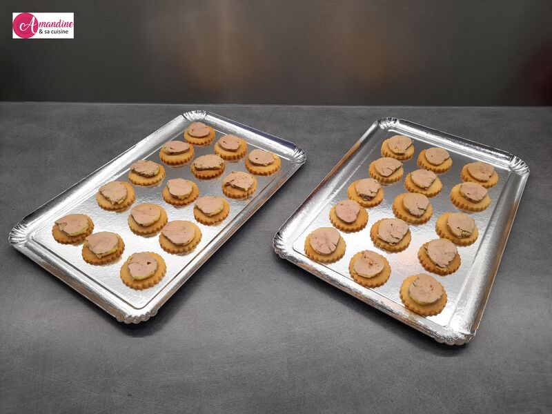 Sablés au parmesan maison et foie gras mi-cuit d'un producteur local certifié Label Rouge