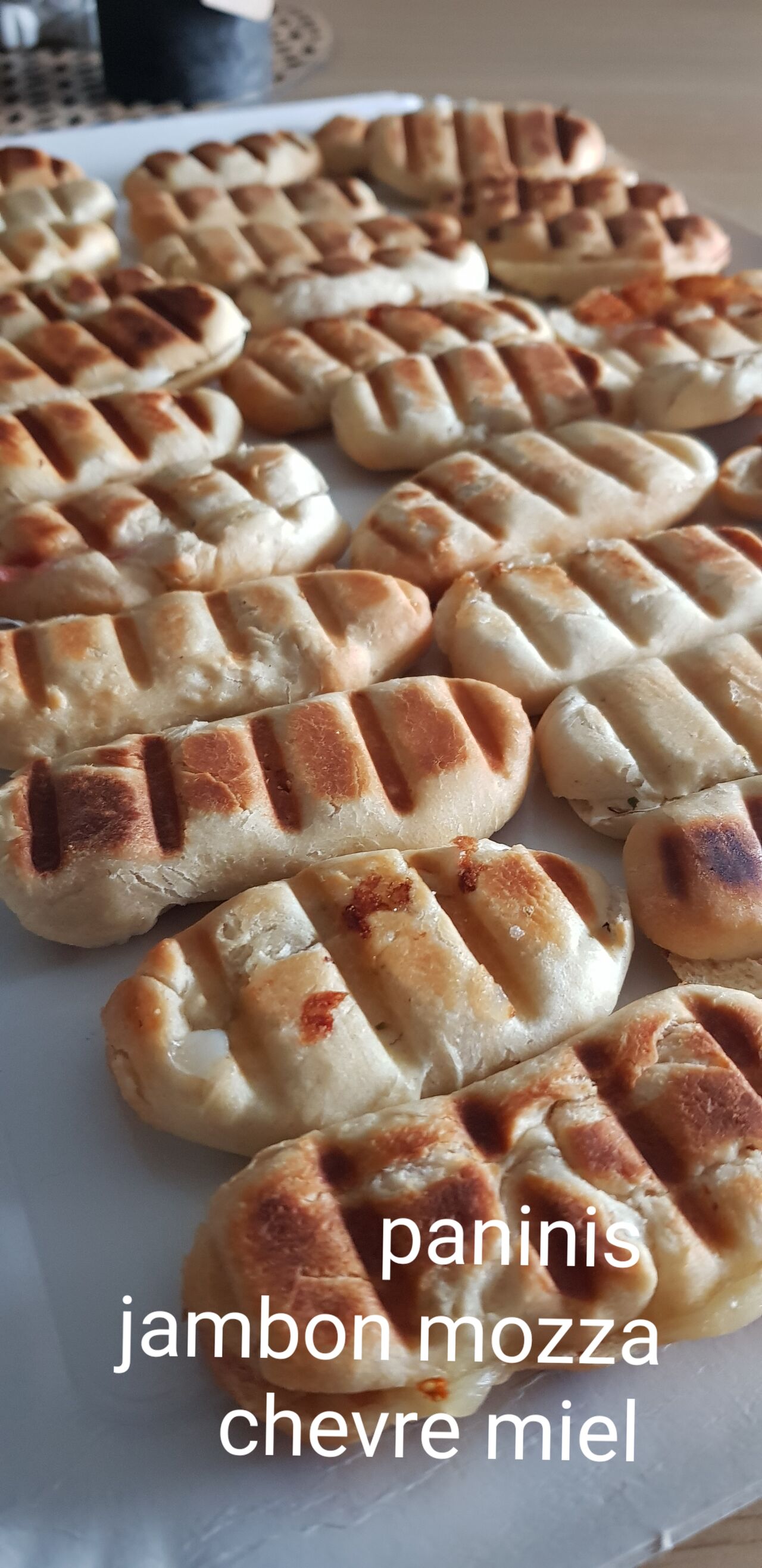 paninis jambon/ mozza ou chèvre /miel
fait maison 