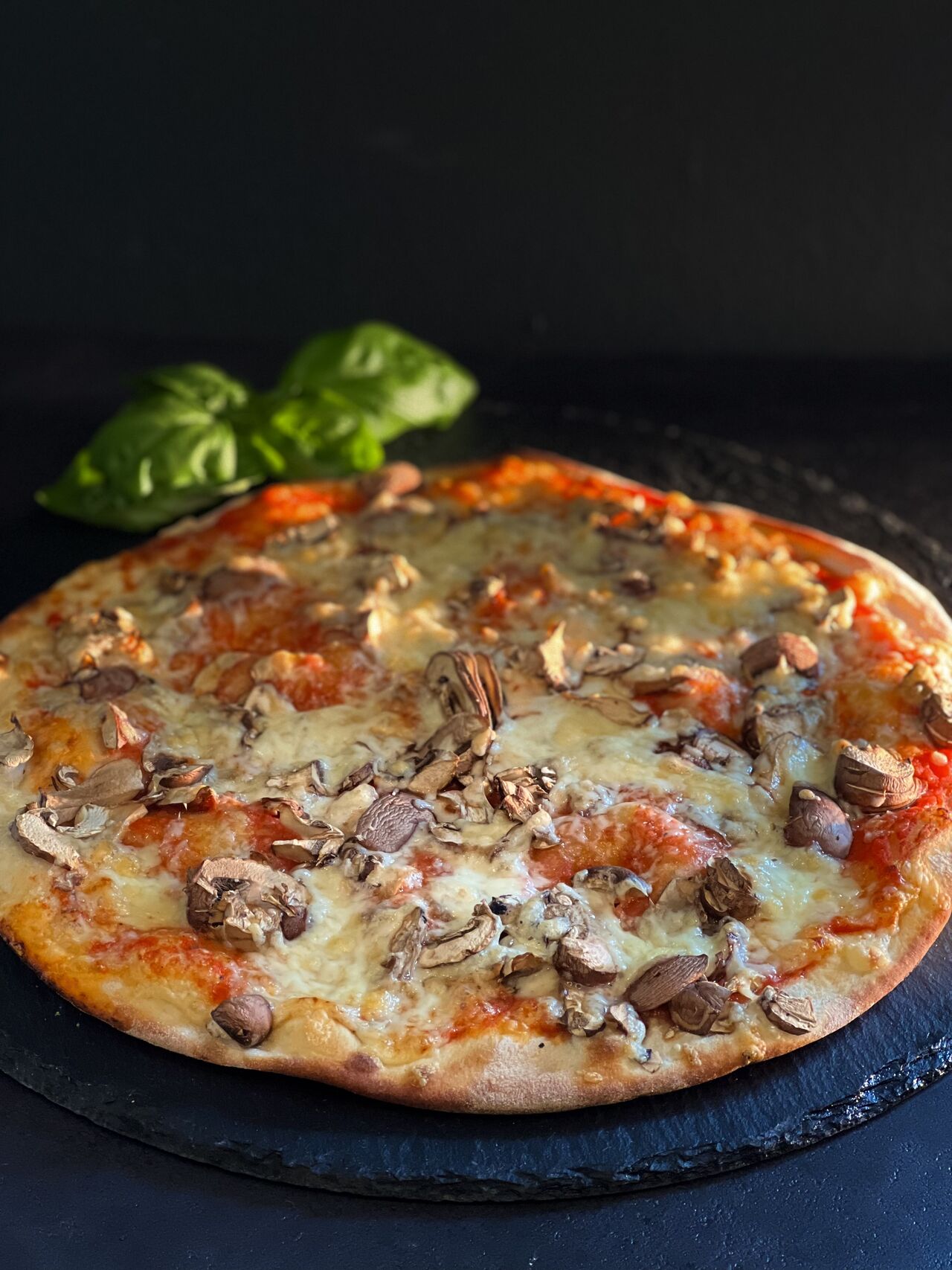 3. Funghi
€8,30
Ø 32cm
(A D C 2 3)
Tomatensauce, Champignons und Goudakäse