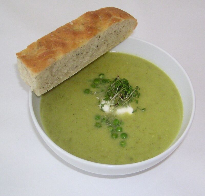 Cremesüppchen von frischen Erbsen mit Haselnussfocaccia