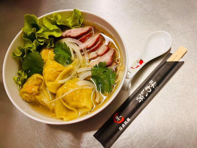 Soupe nouilles aux raviolis et porc laqué 