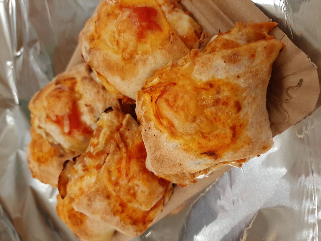 Pizza Pazza (gefüllte Pizzabrötchen)
Verschiedene Sorten ab 5€
1 Portion=6 gefüllte Pizzabrötchen 