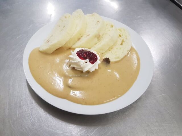 Hovězí na smetaně, houskový knedlík, brusinkový terč