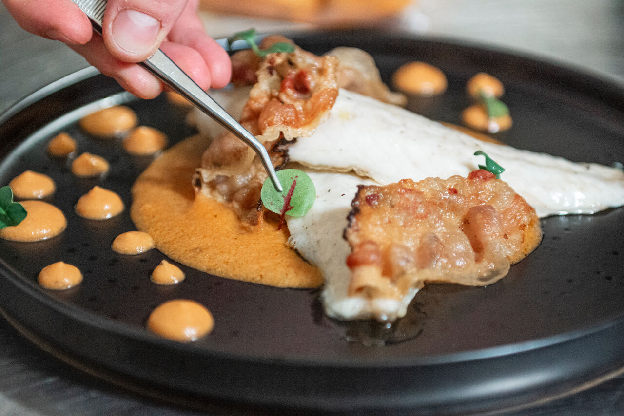 Filetto di Branzino su Crema alla Parmigiana e Guanciale croccante