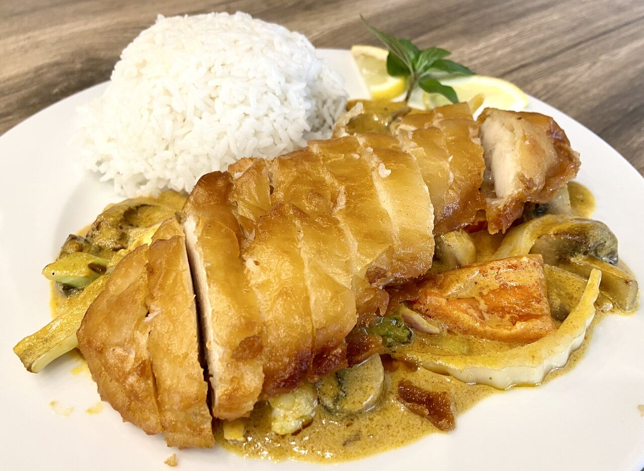 Knusprig geb. Hähnchenbrustfilet auf Gemüsebett