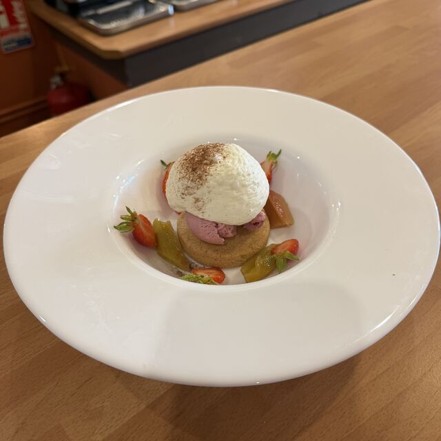 Dessert fraise, rhubarbe, chocolat blanc