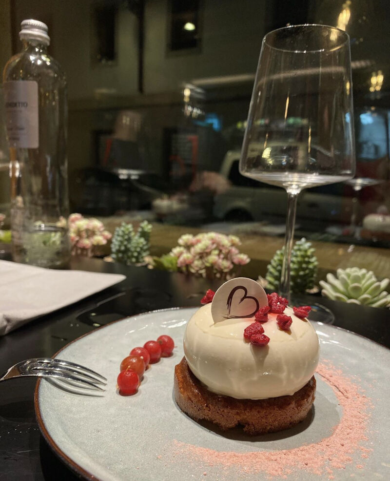 Dolce al mascarpone e fiori di ibisco 