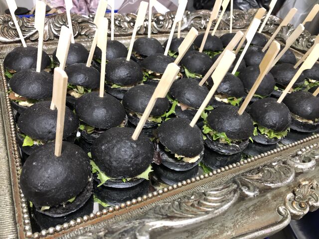 Mini Burger fromage frais aux herbes, salade, saumon fumé bio