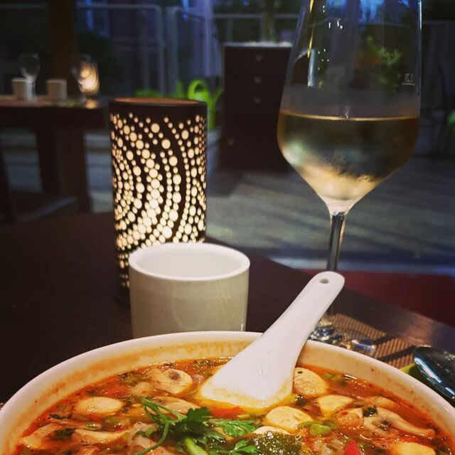 Tom Yum Gung, scharf-saure Suppe mit Hummerkrabben und Pilzen.