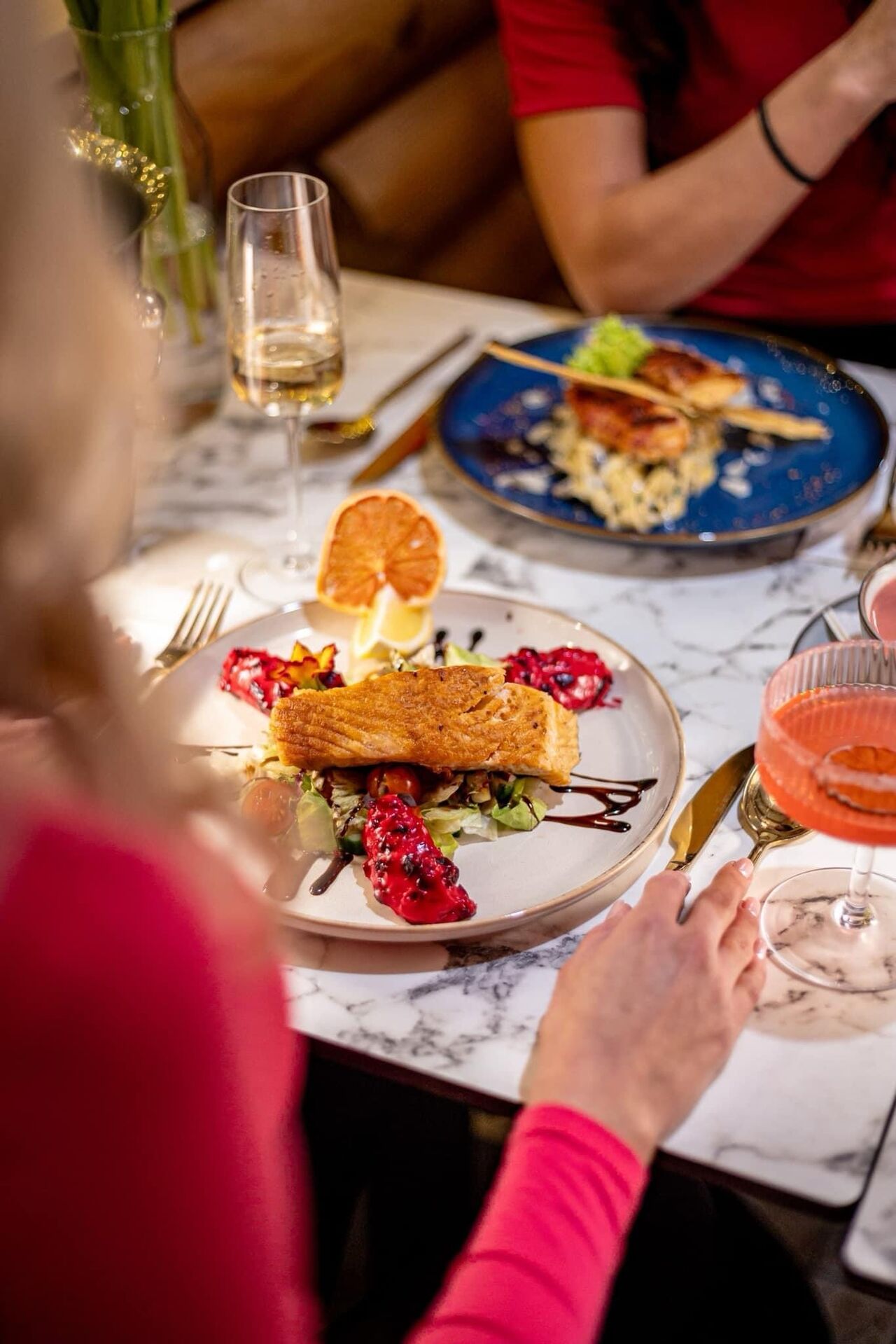 Grillezett lazac friss kevert salátával, majonézes sült céklával