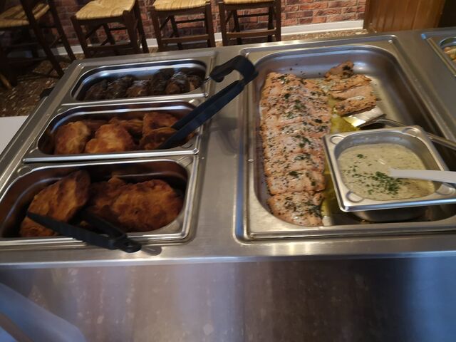 Unsere Klassiker - Schweineschnitzel, Hähnchenschnitzel,
Rinderroulade und Bömlo-Lachs