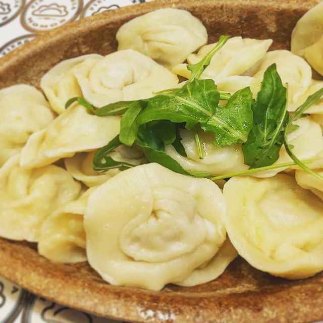 Pilmieni, małe pierogi z misem wieprzowo wołowym 