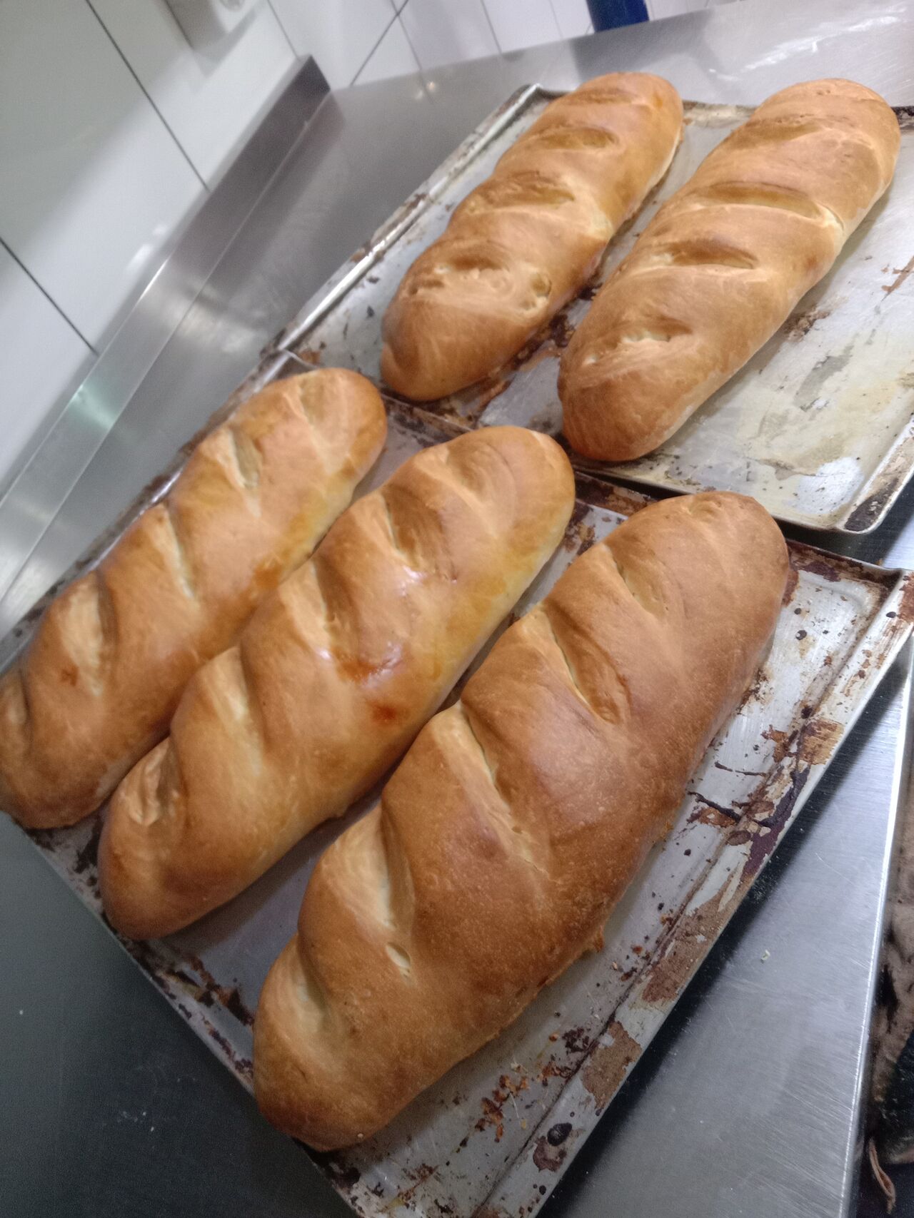 Własny wypiek: chleb, bagietka, bułka – prosto z pieca!