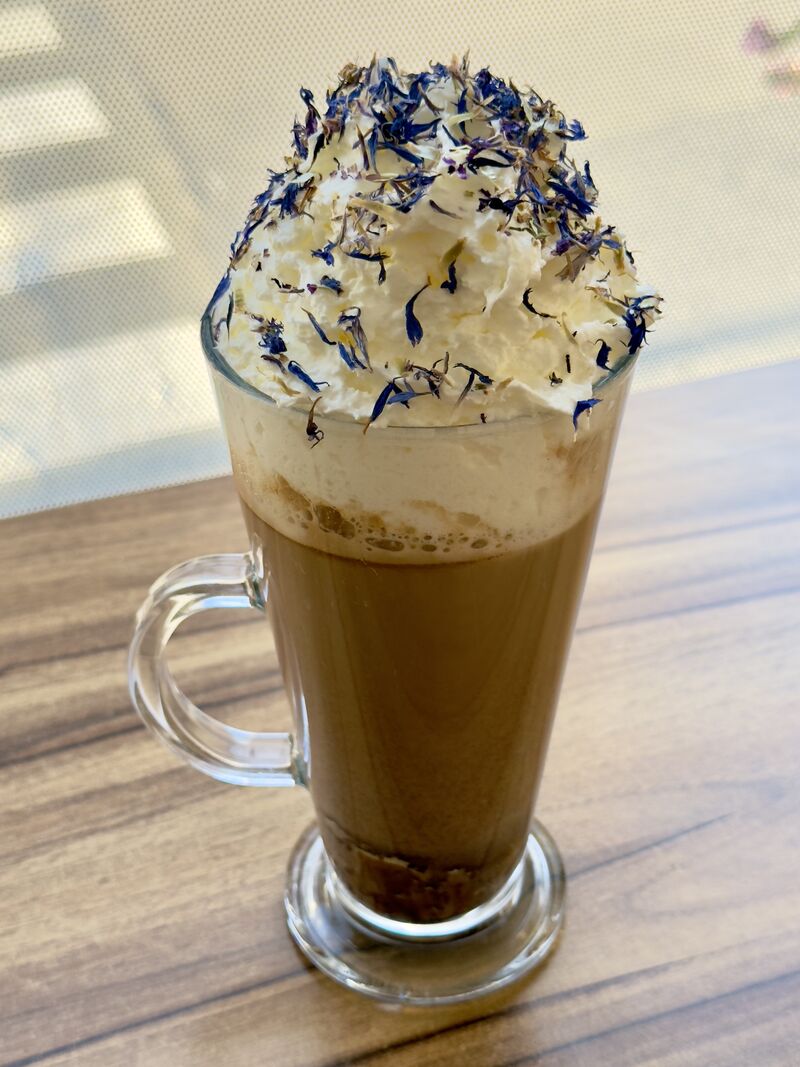 KAWAŁEK NIEBA-kawa ze śliwką Nałęczowską, sosem czekoladowym, bitą śmietaną i płatkami bławatka.