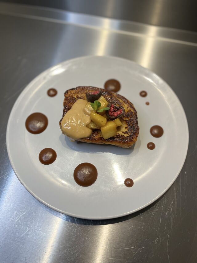 Brioche perdue pommes caramélisées, beurre de cacahuète 