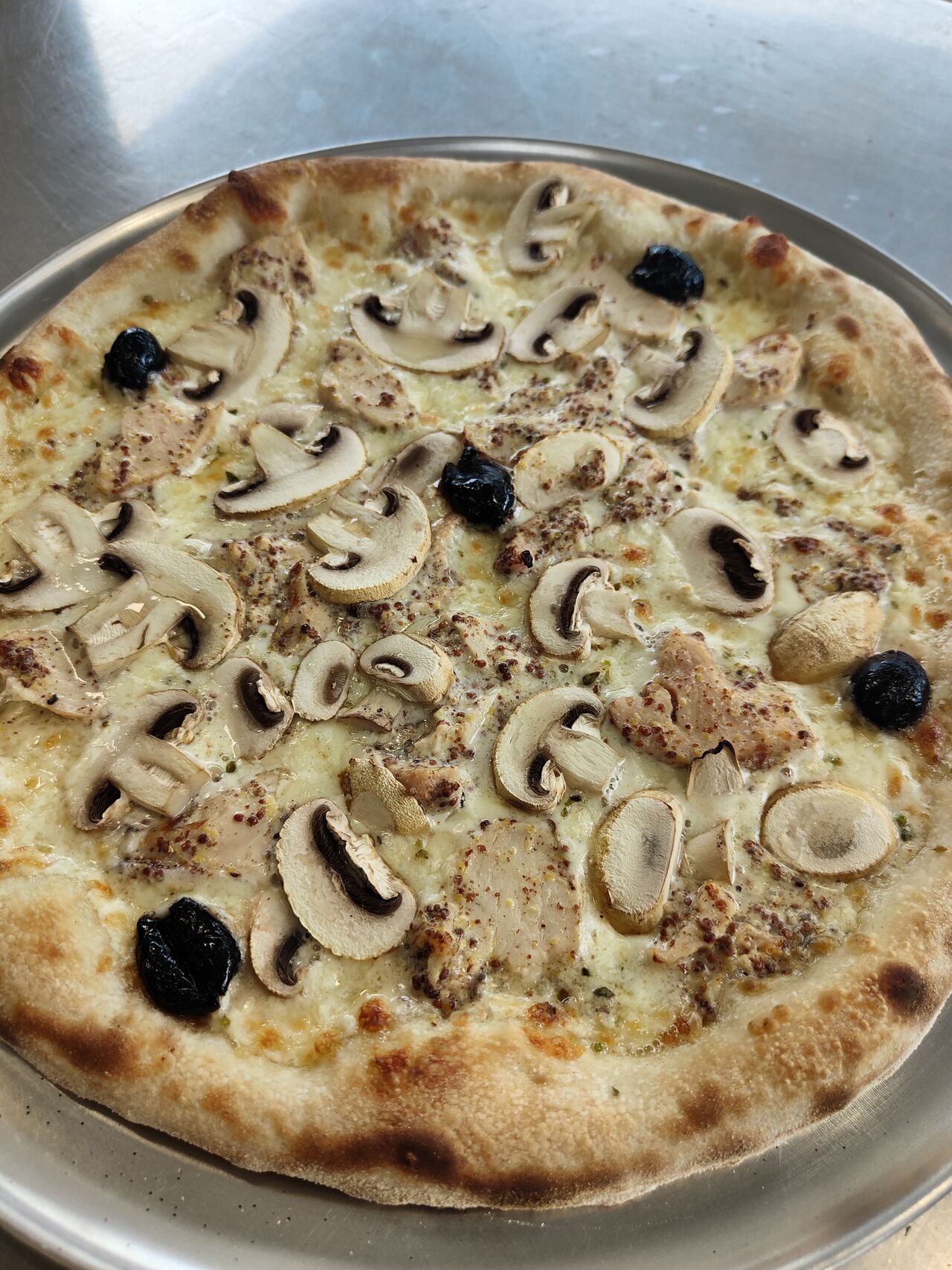 ELLE REVIENT : La poulette. C'est la pizza du moment. (Février 2024)