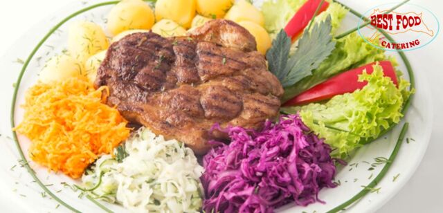 Karczek z Grilla
Z ziemniakami z wody i bukietem surówek. 