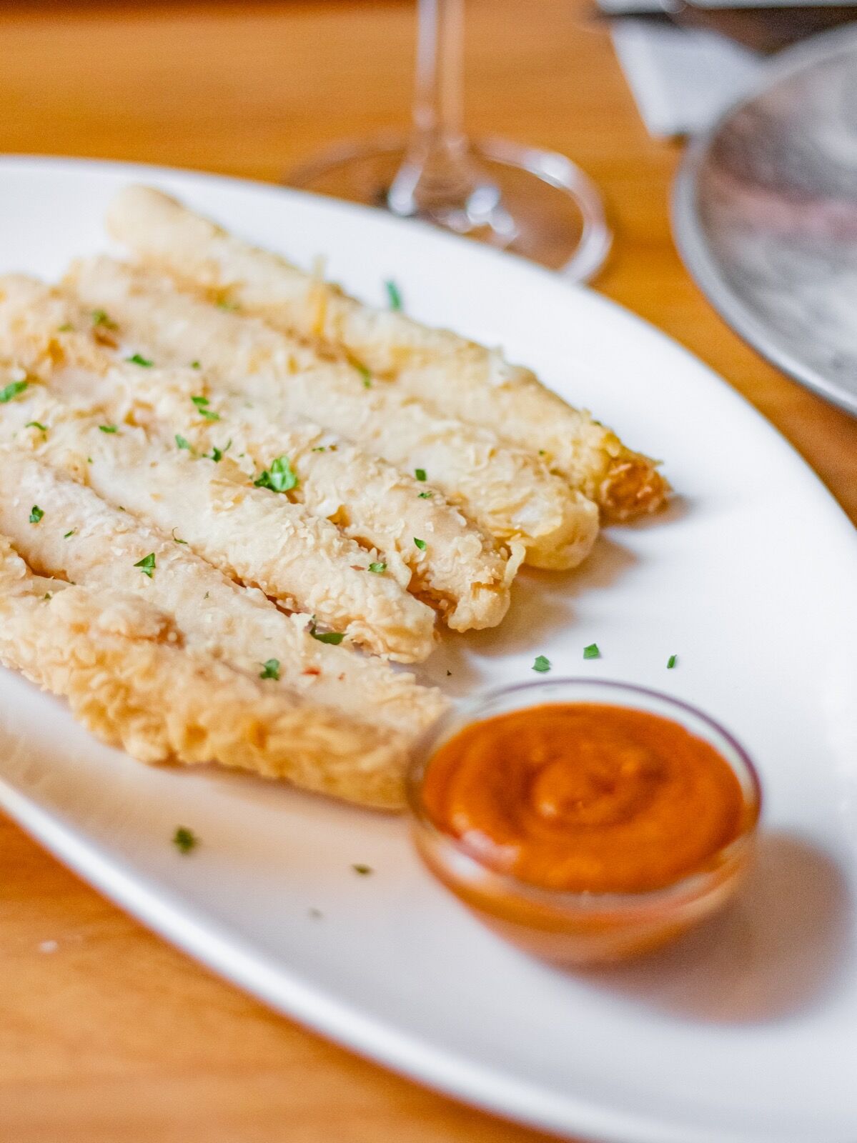 Esparragos crujientes con romescu