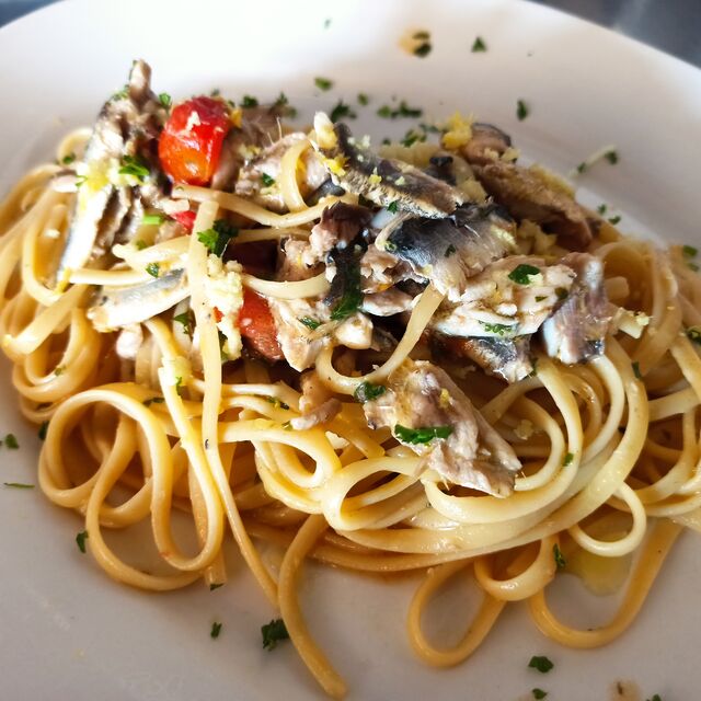 Linguine Speciali
Linguine mit Sardellen, Ingwer und Zitrone