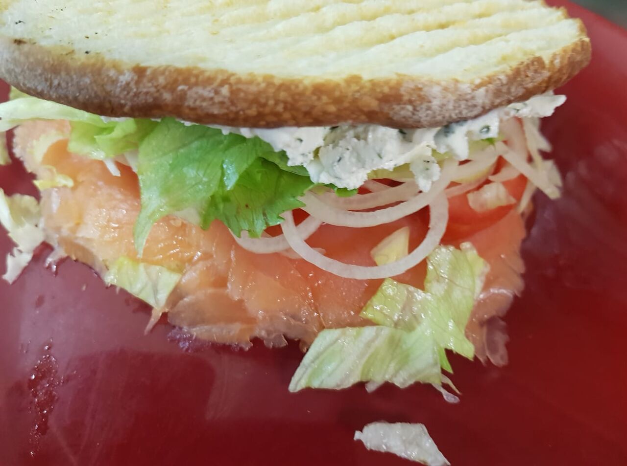 Pain taosté au saumon