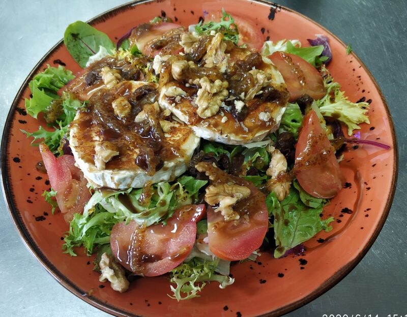 ENSALADA DE RULO DE CABRA CON MOSTAZA MIEL