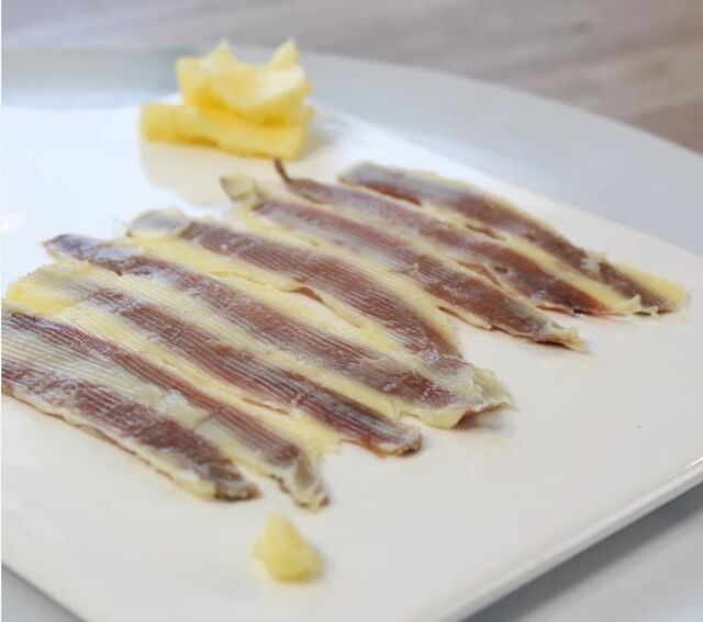Anchoas con mantequilla ahumada 