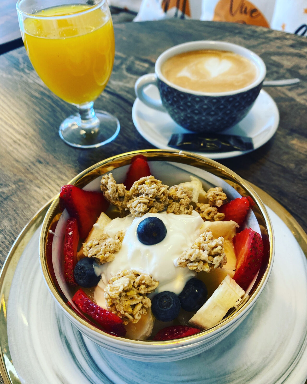 DESAYUNO MONTE SAN PERO, VARIEDAD DE FRUTAS, YOGUR Y GRANOLA