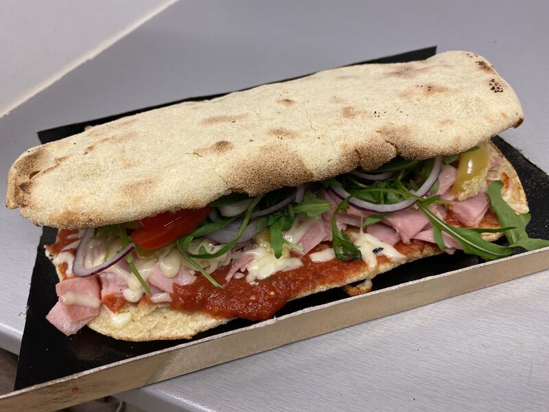 LE SALTIMBIOCCA, le sandwich pizza!!
2 ingrédients aux choix, sur base tomate ou crème,roquette,oignons rouge,tomates cerises
