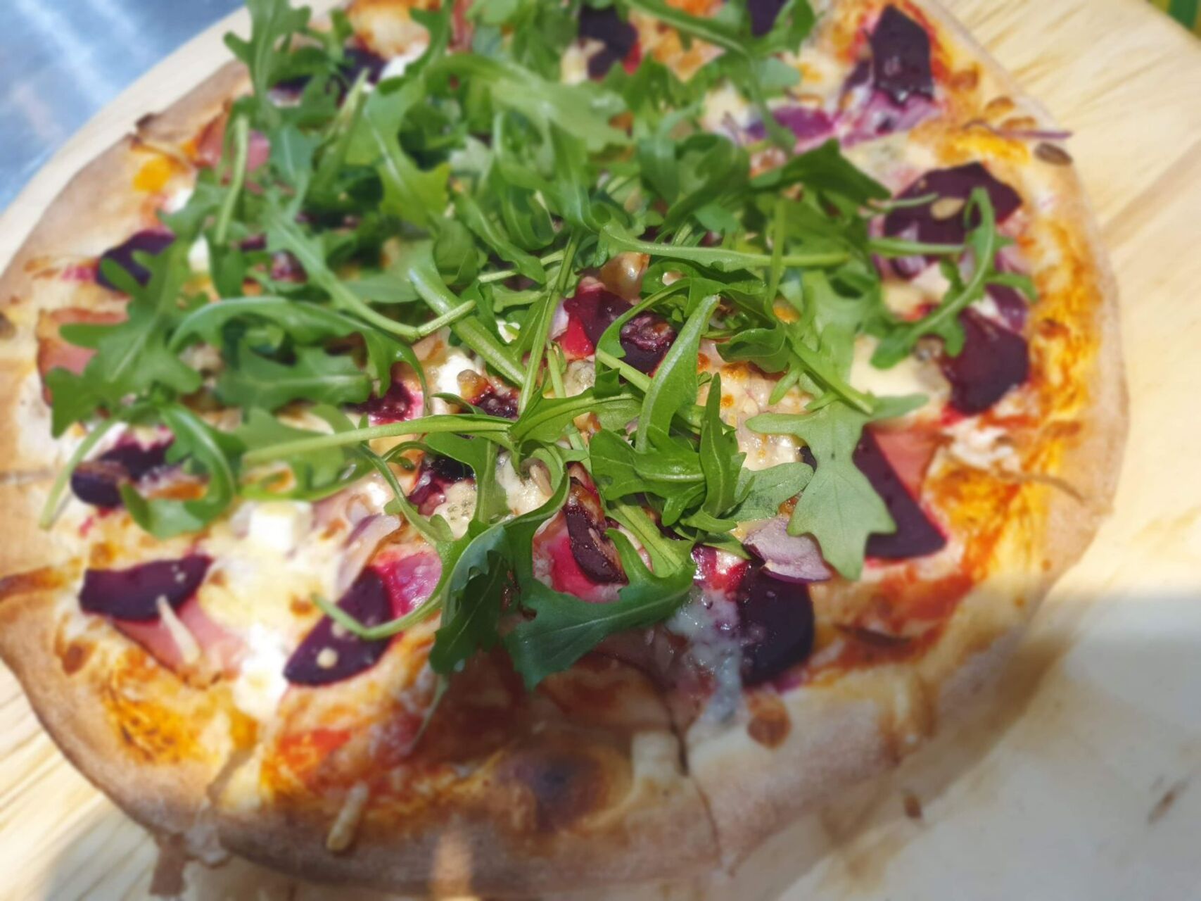 W Toscanii wierzymy, że dobra pizza zaczyna się od dobrego ciasta, a kończy na składnikach, które naprawdę mają smak.