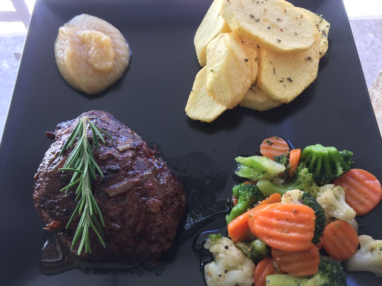 Bochechas de Vitela - Depois de 10 horas a marinar e mais 14 horas a cozinhar em baixa temperatura , finalizando no forno
