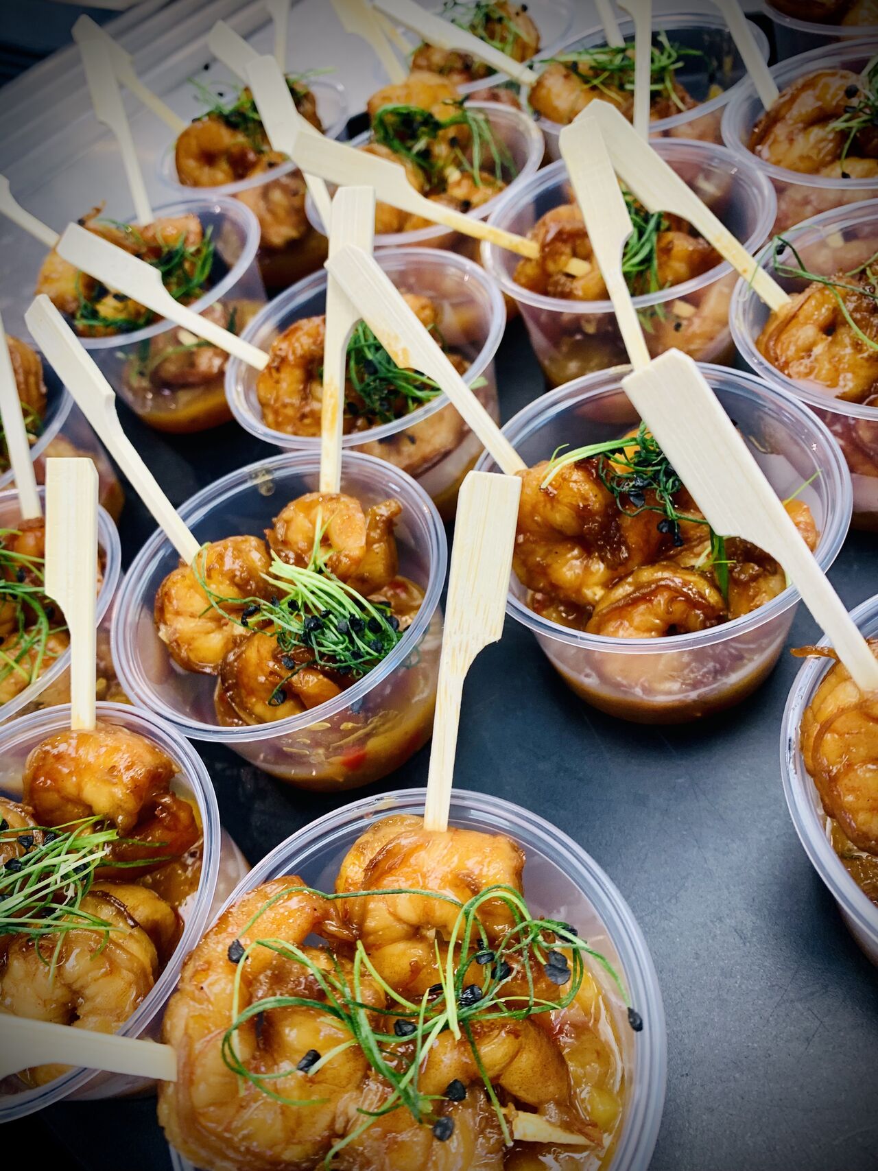 Garnelenspieße auf Mango Chutney