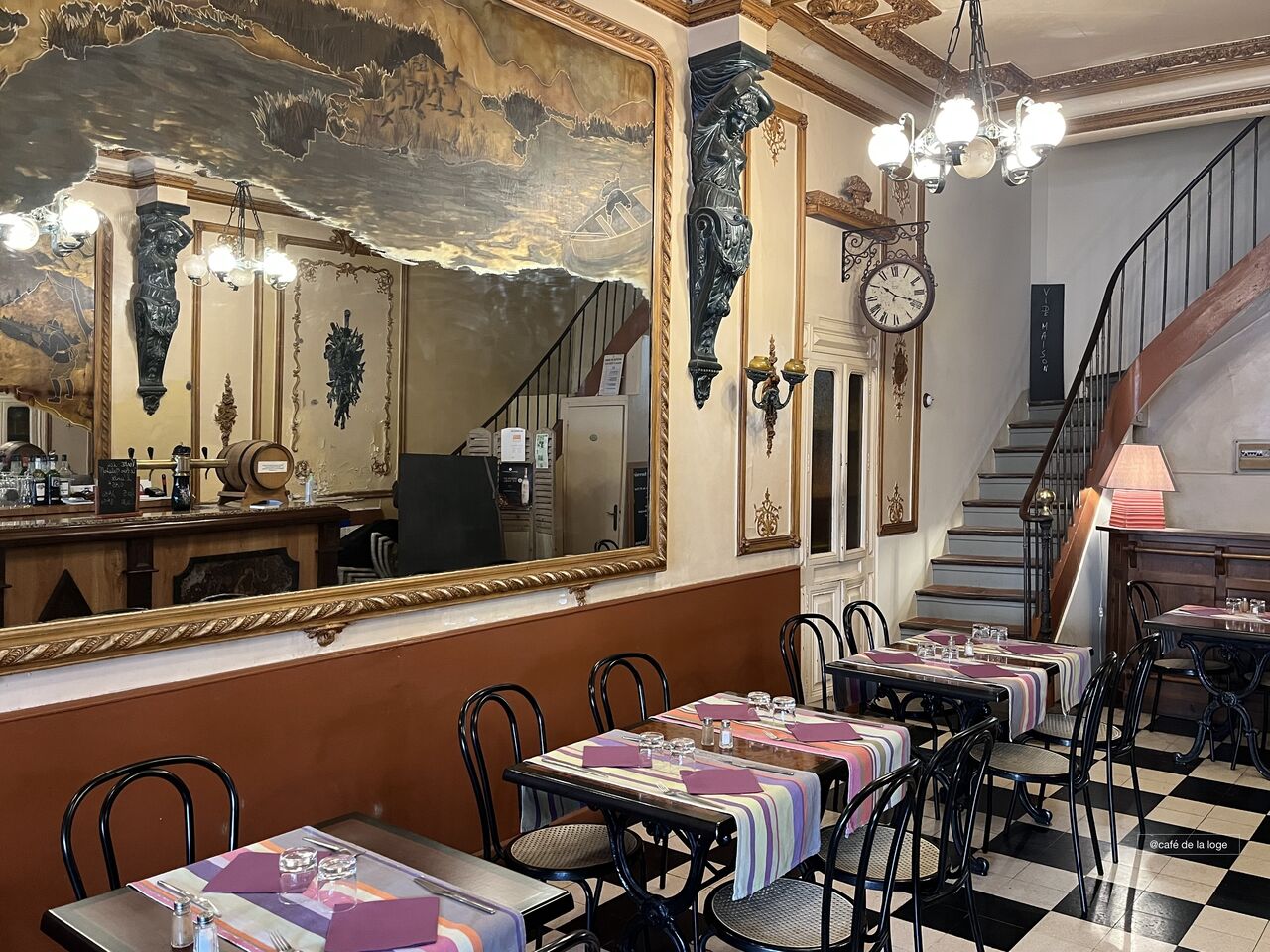 La salle et son décor du 19eme siècle 