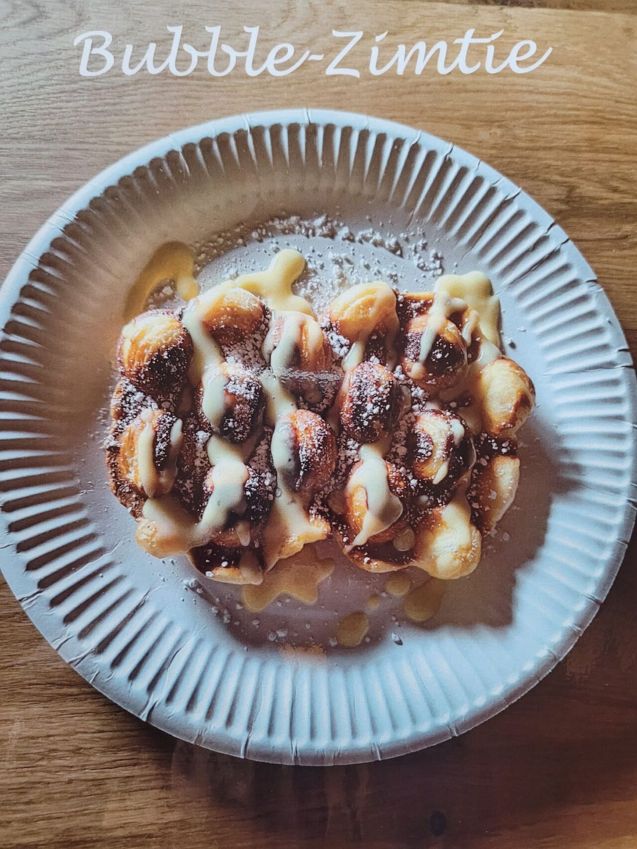 Zimt trifft auf Vanille. Unsere warmen Bubble-Zimties mit einer cremigen Vanillesoße, schmecken einfach toll.