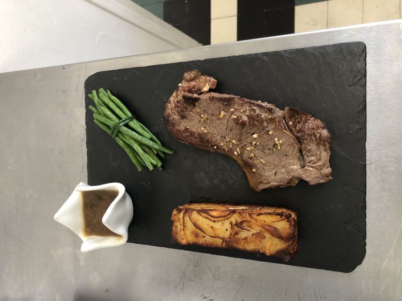 Faux-filet sauce poivre et sa garniture 