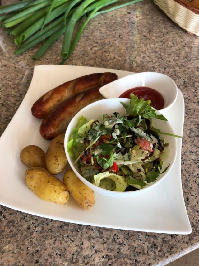 Tagesgericht: Bratwurst mit Kartoffeln und Salat
