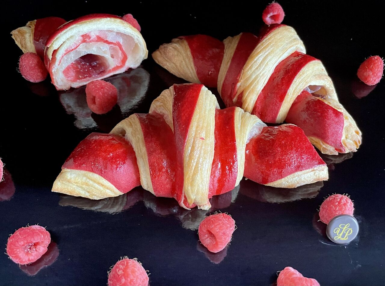 Croissant à la framboise.