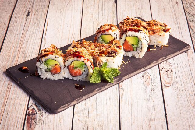 Le Crispy Roll / Crunch
Un rolls plus gros et plus long, parsemé d'oignions frits et assaisonné d'une sauce onctueuse... 