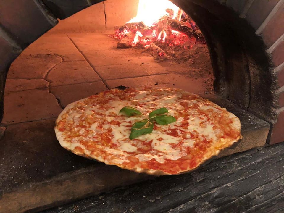 Pizza margherita cotta nel nostro forno a legna