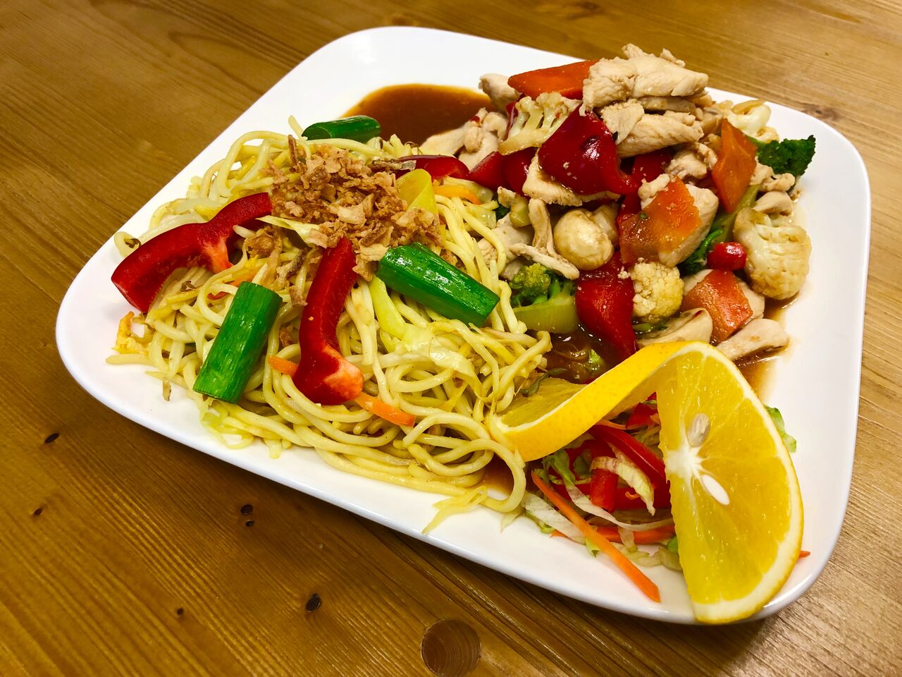 Zartes Hähnchen mit gebratenen Nudeln und frischem Gemüse