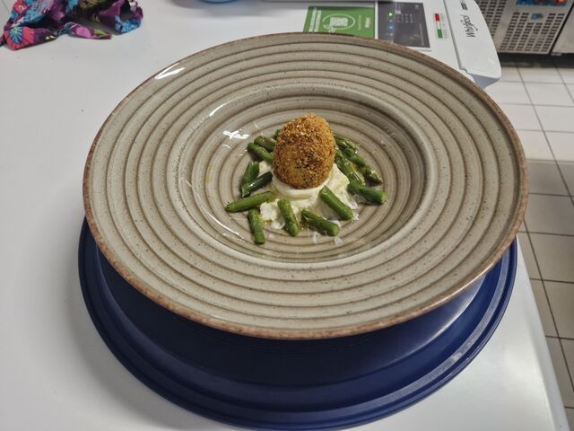 UOVO FRITTO SU FONDUTA DI PECORINO E ASPARAGI