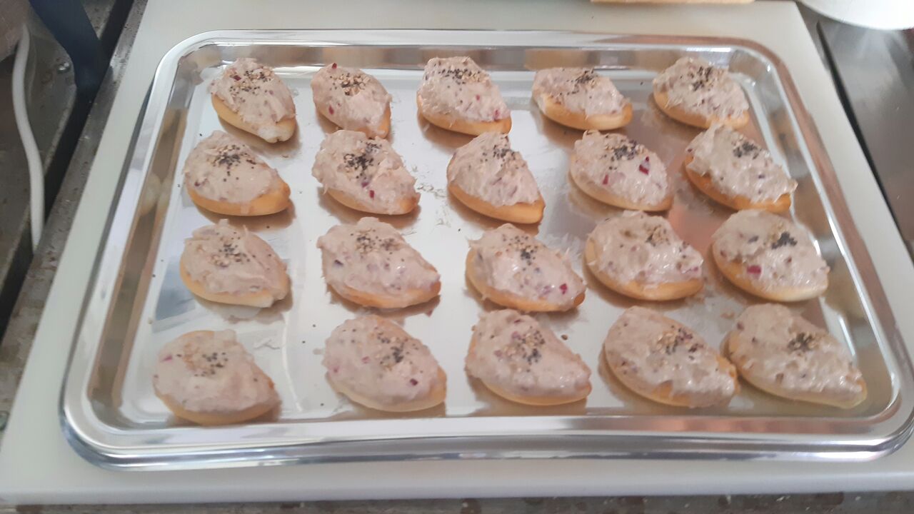 Rosquilla de pan tostado con montaña de ensalada de atún con picadillo de cebolla morada y mayonesa, para chuparse los dedos 